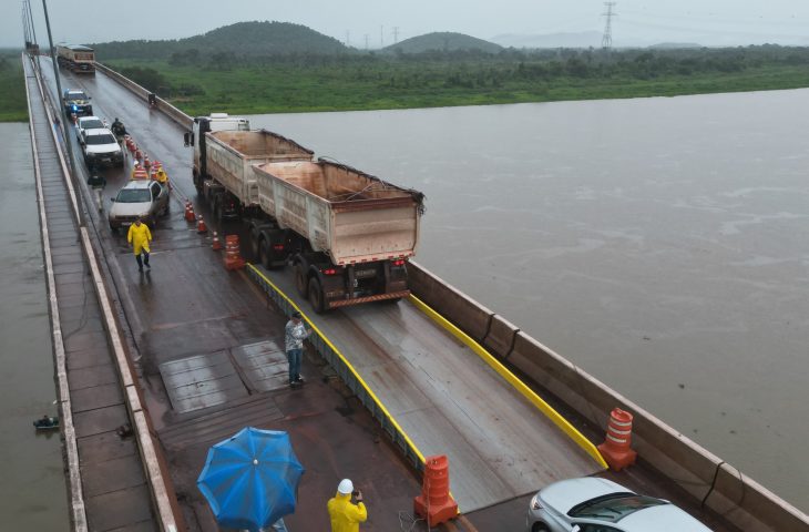 Eficiência: mesmo sob reparos, ponte sobre o rio Paraguai segue aberta para veículos