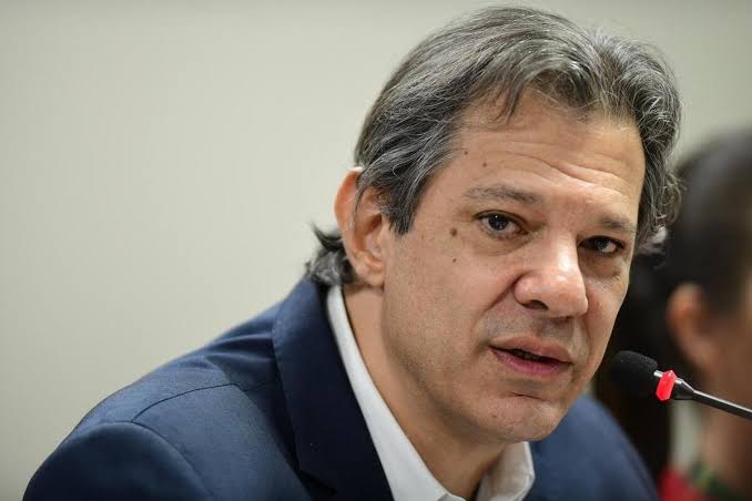 Haddad testa positivo para covid-19