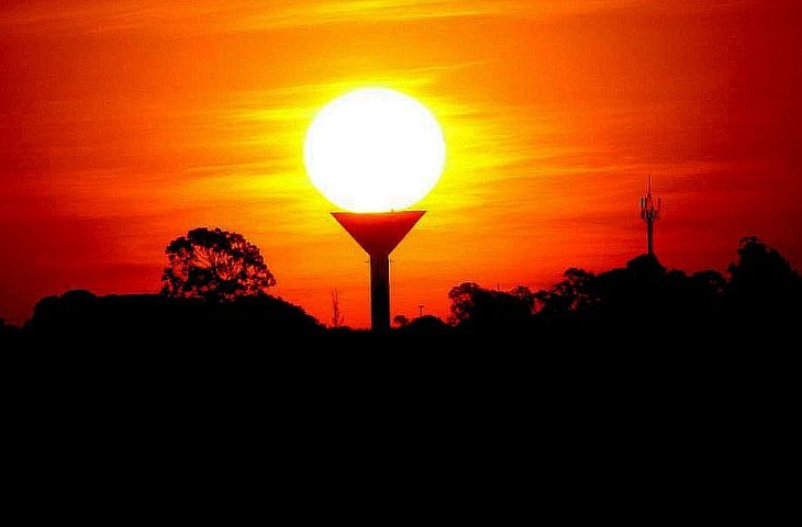 Com aquecimento acentuado durante o dia, calor e tempo seco permanecem nesta terça