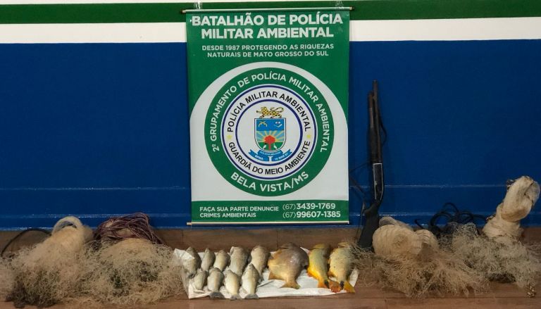 Flagrante de pesca predatória com o uso de tarrafas no Rio Apa, distante 35 km de Bela Vista.