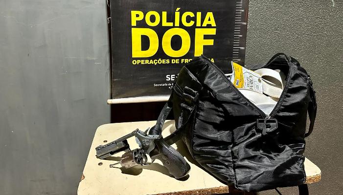 DOF prende mulher de 20 anos com revólver dentro de ônibus