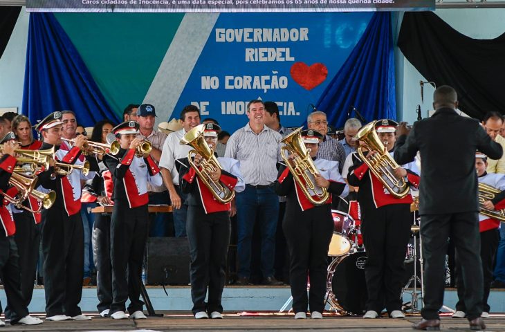 Em Inocência, Governo entrega escola reformada, pavimentação e recursos para construção de aeródromo