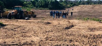 Registro histórico: Prefeito Nelson Cintra e equipe da UEMS presenciam início da limpeza para construção da ponte Bioceânica