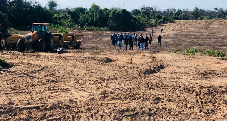 Registro histórico: Prefeito Nelson Cintra e equipe da UEMS presenciam início da limpeza para construção da ponte Bioceânica