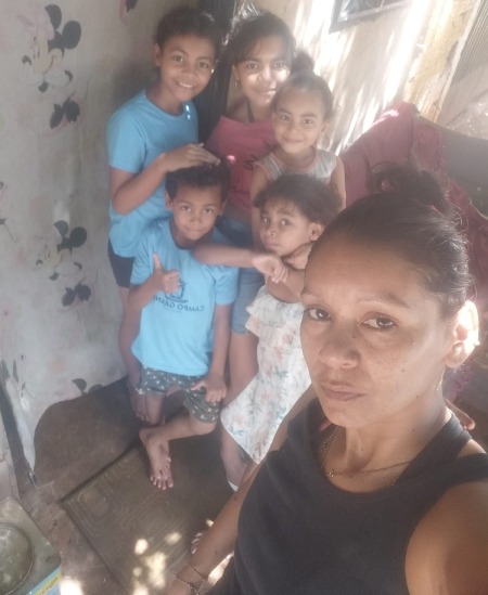 Mãe de sete filhos tenta reconstruir lar após roubo e invasão