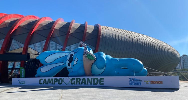 Sansão gigante chega em Campo Grande tomando tereré