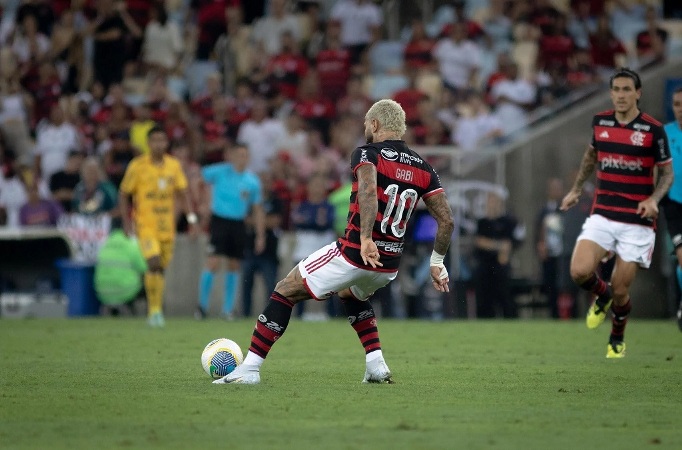 Após aparecer com camisa do Corinthians, Gabigol é punido e não é mais o camisa 10 do Flamengo