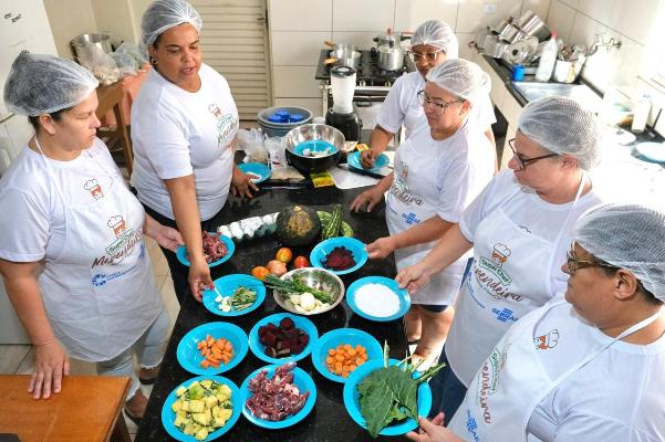 Profissionais de cozinha disputam a final do SuperChef Merendeira em Campo Grande