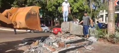 Ex-vereador paraguaio destrói monumento maçônico em ato de vandalismo