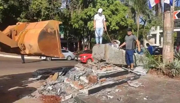 Ex-vereador paraguaio destrói monumento maçônico em ato de vandalismo