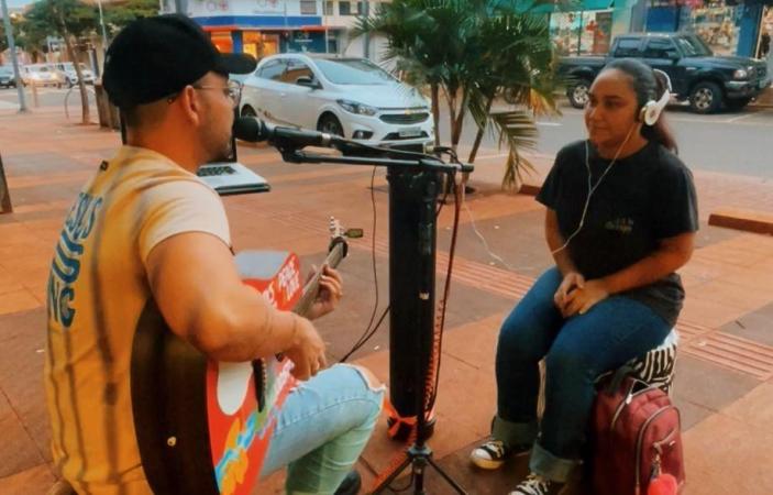 Com mais de 30 mil views, Max Henrique surpreende público ao cantar em praça na Capital