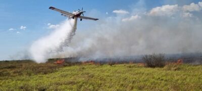 Com apoio aéreo, bombeiros atuam em incêndios florestais e resgatam ribeirinhos no Pantanal