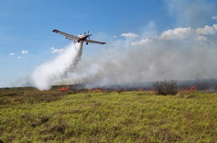 Com apoio aéreo, bombeiros atuam em incêndios florestais e resgatam ribeirinhos no Pantanal