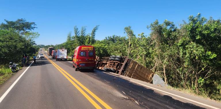 Bela Vista: Carreta tomba na MS 384 próximo a Ponte do Rio Apa