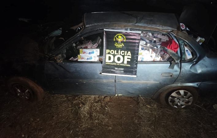 Veículo capota após fugir do DOF carregado com cigarros contrabandeados do Paraguai