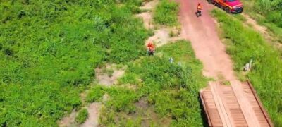 Bombeiros e Agesul atuam para preservar pontes, vegetação e moradias de ribeirinhos no Pantanal