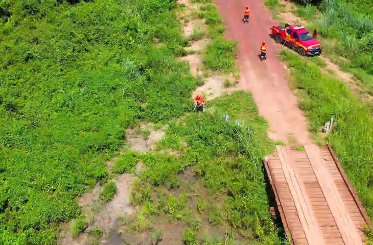 Bombeiros e Agesul atuam para preservar pontes, vegetação e moradias de ribeirinhos no Pantanal