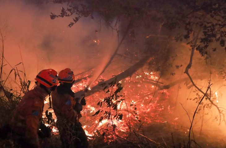 Combate direto e noturno segue como estratégia para controlar focos em seis pontos do Pantanal