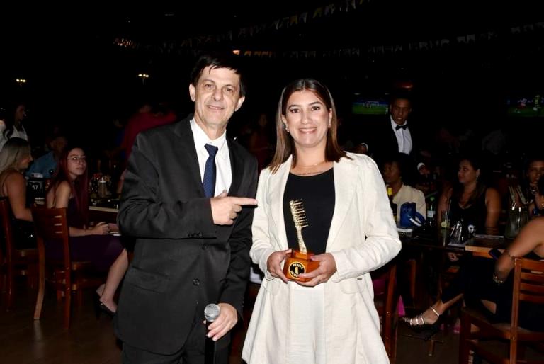 Bela-vistense Adriane Coronel ganha prêmio Pente de Ouro 2024