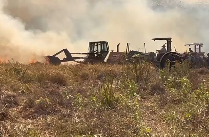 Incêndio que teve início em caminhão atolado se alastra e mobiliza equipes no Pantanal