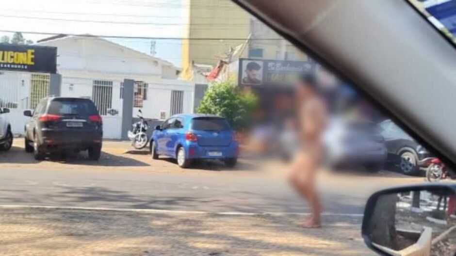 Calor, né? ‘Peladão’ é flagrado andando tranquilamente em Ponta Porã (vídeo)