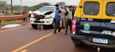 Rodovia segue bloqueada e corpo de indígena atropelado é velado no meio da pista