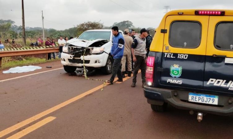 Rodovia segue bloqueada e corpo de indígena atropelado é velado no meio da pista