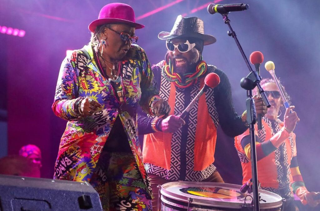 Em show cheio de energia, Olodum e Sandra Sá levam multidão para o Palco Lua