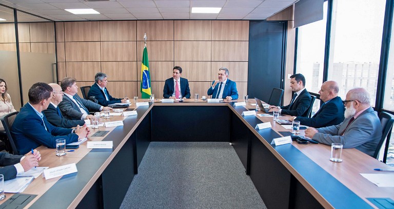 Vander articula em Brasília aprovação de modernização de aeroportos em MS