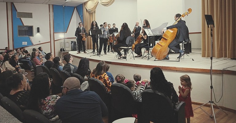 Em Três Lagoas, projeto cultural leva música clássica ao Crase Coração de Mãe