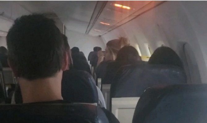 Jornalista filma pessoas passando mal de calor em avião que caiu em SP