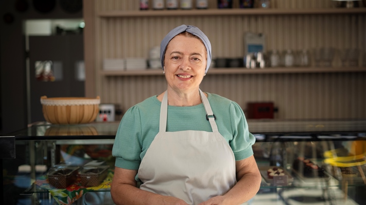 Histórias Prateadas: Professora aposta na mudança de carreira aos 50 anos e abre a própria confeitaria