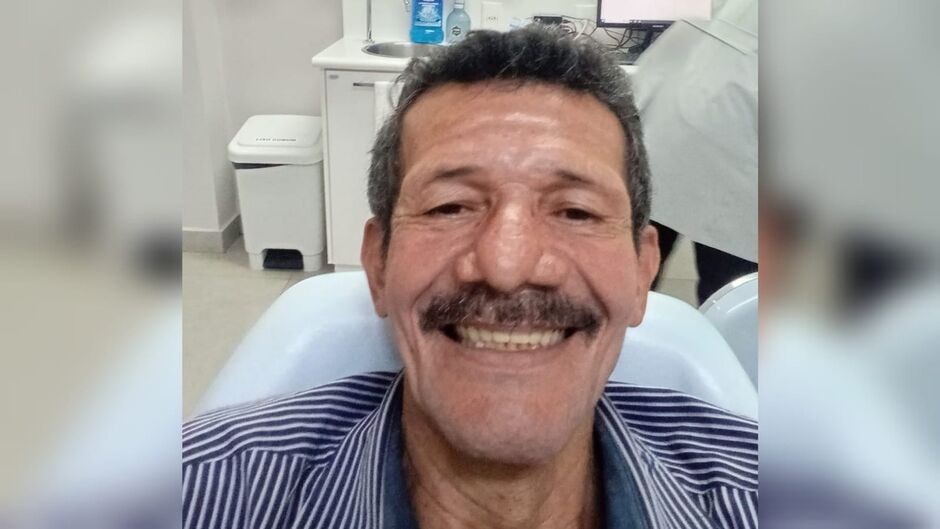 Vendedor que teve dentadura levada por bandidos ganha prótese nova em Campo Grande