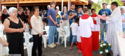 Missa e sorteio de bicicletas presenteiam crianças na Festa de Nossa Senhora Aparecida