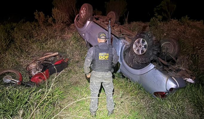 Trio capota caminhonete furtada após tentar fugir do DOF em Iguatemi