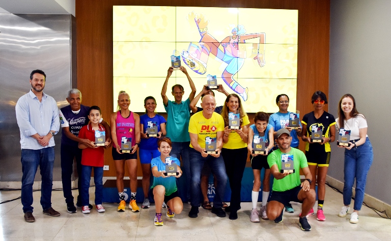 Campeões por faixa etária dos 15 km da Corrida do Pantanal 2024 recebem troféus