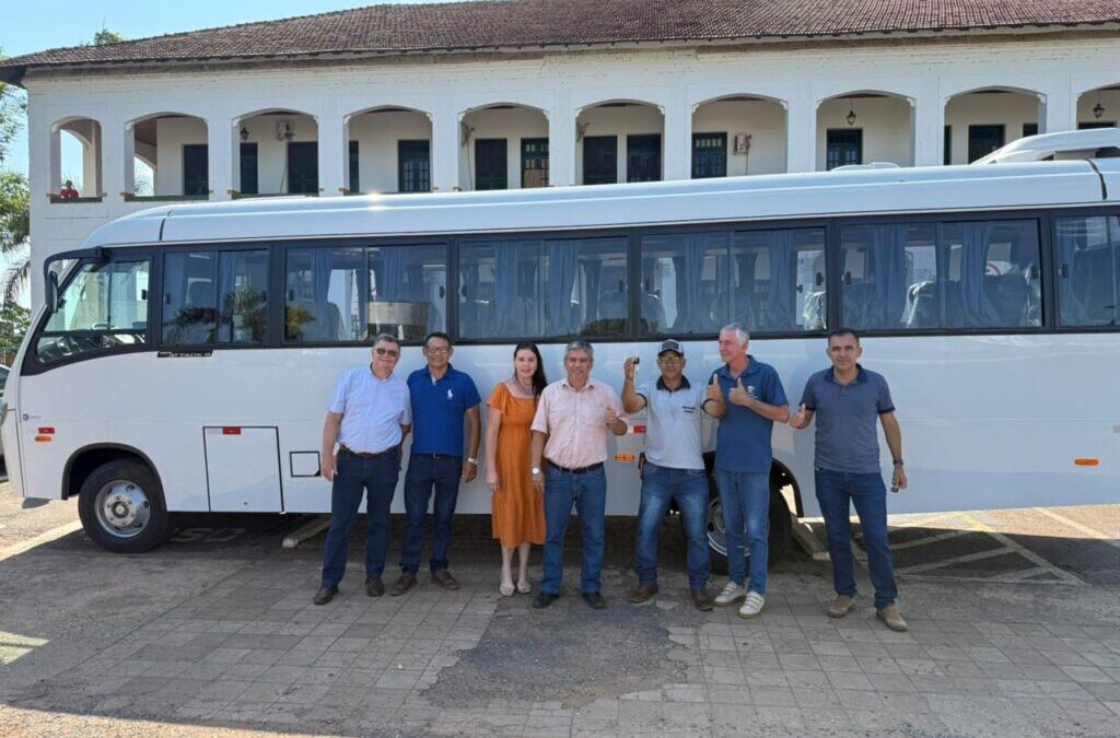 Prefeito Reinaldo Piti entrega novo microônibus para a Secretaria de Saúde de Bela Vista