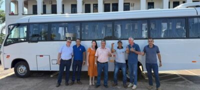 Prefeito Reinaldo Piti entrega novo microônibus para a Secretaria de Saúde de Bela Vista