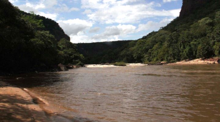 Mulher de 26 anos morre afogada no Rio Aquidauana, em Piraputanga