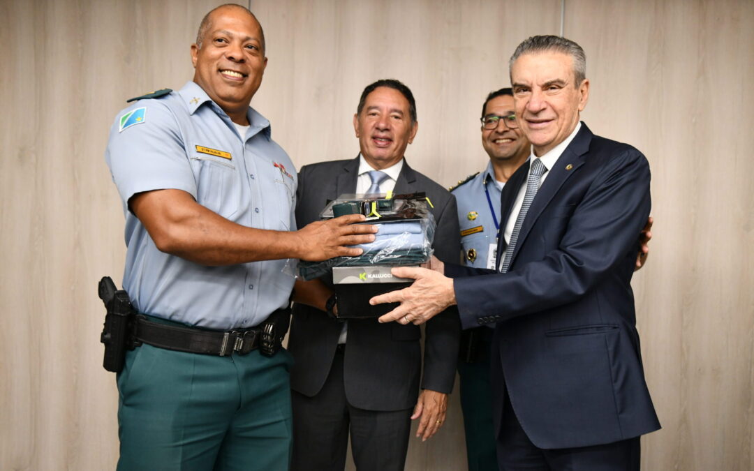 Paulo Corrêa e Gerson Claro entregam novo fardamento para assessoria militar da ALEMS