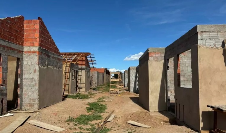Residencial Antonito Jarson avança e 50 novas casas já ganham forma em Caracol