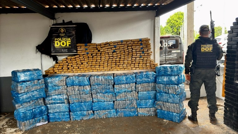 DOF apreende carro roubado com mais de 1,1 tonelada de maconha