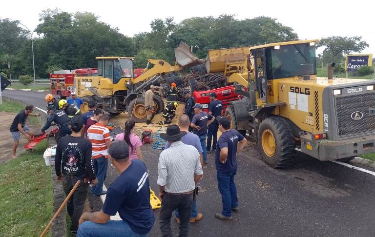 Carreta tomba com carga de soja na entrada de Caracol