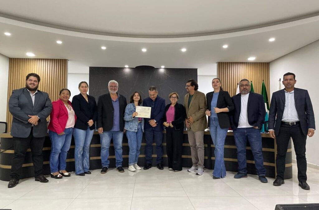 Câmara Municipal de Antônio João homenageia jornalista Geovana Dauzacker com Moção de Aplausos