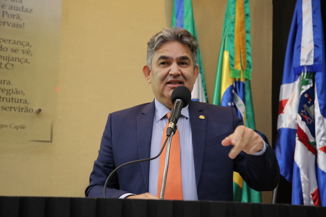 Marcelino Nunes cobra manutenção em escola da Vila Áurea e reforço na sinalização de trânsito