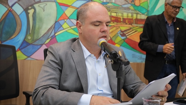 Vereador Waldecir Fernandes solicita manutenção das calçadas da Avenida Brasil