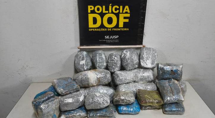 Homem e mulher são presos pelo DOF com drogas em táxi