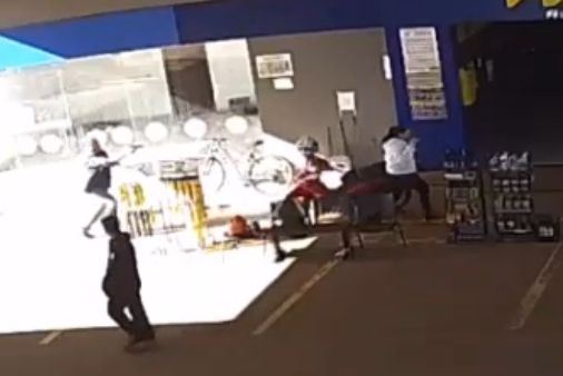 Homem com mais de 8 passagens por violência doméstica atira em ex-esposa em posto de gasolina