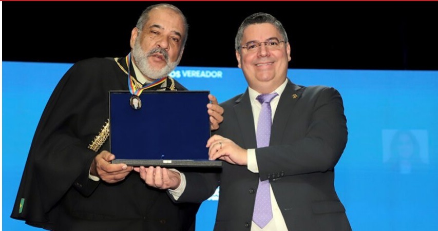 Dr. Victor Rocha homenageia Dr. Rosildo Barcellos com Medalha do Mérito Legislativo