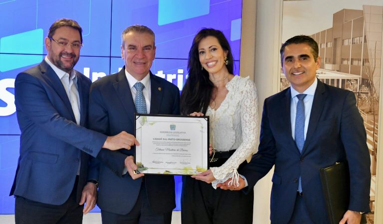 Paulo Corrêa entrega Título de Cidadã Sul-Mato-Grossense a Presidente do Movimento União BR